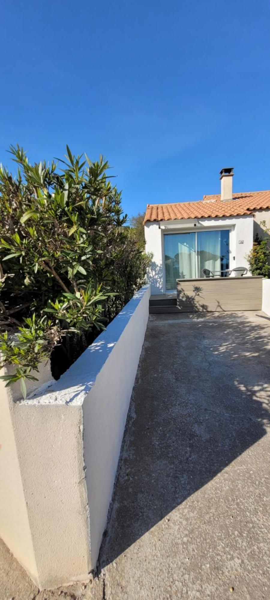 Meze Avec Vue Face A L'Etang Villa Luaran gambar
